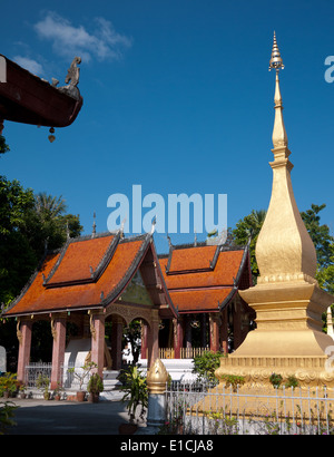 Ein Blick auf eine goldene Stupa und Gebäude auf dem Gelände Wat Sene Souk Haram (Wat Sen buddhistische Tempel).  Luang Prabang, Laos. Stockfoto