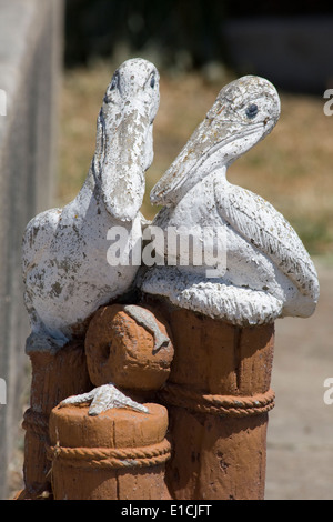 Holz- Pelikan Statue an einem Grab in San Juan Bautista, Kalifornien. Stockfoto