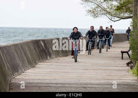 Malerischen Blick von der Promenade entlang Lake Ontario auf Ward es Island auf Toronto Islands bei Radfahrern. Stockfoto