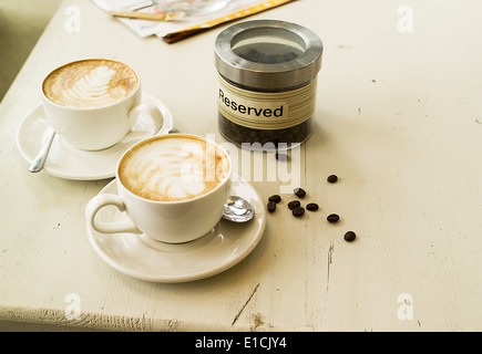 zwei Tassen Kaffee auf einen Tisch gelegt Stockfoto