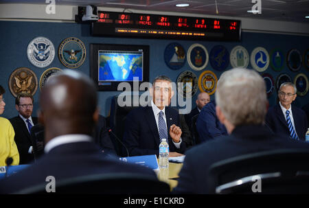 Washington DC, USA. 30. Mai 2014. US-Präsident Barack Obama besucht ein Hurrikan Vorsorge treffen am Hauptsitz der FEMA 30. Mai 2014 in Washington, DC. Von links nach rechts: Valerie Jarrett, Assistent des Präsidenten und Senior Advisor; Präsident Obama; und John Podesta, Berater des Präsidenten. Bildnachweis: Olivier Douliery/Pool über CNP/Dpa/Alamy Live News Stockfoto