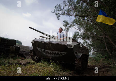 Donbass, Ukraine. 30. Mai 2014. Ukrainische Armee-Fallschirmjäger verlässt das ACV (airborne Kampffahrzeug) nach Patrouille der Gebiet der Anti-Terror Opp Basis in Donezk © Sergii Kharchenko/NurPhoto/ZUMAPRESS.com/Alamy Live News Stockfoto