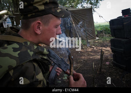 Donbass, Ukraine. 30. Mai 2014. Ukrainische Fallschirmjäger raucht die Luftbewegung und die Erholung nach langen Patrol in Donezk © Sergii Kharchenko/NurPhoto/ZUMAPRESS.com/Alamy Live News Stockfoto