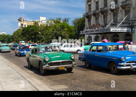 Straßenszene Havanna Altstadt mit Oldtimer und Cine Payret Kino im Hintergrund Stockfoto