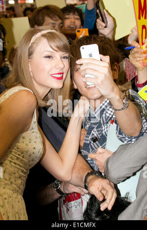 Chiba, Japan. 31. Mai 2014.  Der Country-Musik-Sänger, Songwriter Taylor Swift nimmt ein Bild mit einem Gebläse am Narita International Airport am 31. Mai 2014. Die Sängerin kam mit ihrer Mutter Andrea Swift Form Shanghai nach Japan. Bildnachweis: Rodrigo Reyes Marin/AFLO/Alamy Live-Nachrichten Stockfoto