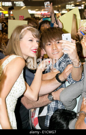 Chiba, Japan. 31. Mai 2014.  Der Country-Musik-Sänger, Songwriter Taylor Swift nimmt ein Bild mit einem Gebläse am Narita International Airport am 31. Mai 2014. Die Sängerin kam mit ihrer Mutter Andrea Swift Form Shanghai nach Japan. Bildnachweis: Rodrigo Reyes Marin/AFLO/Alamy Live-Nachrichten Stockfoto
