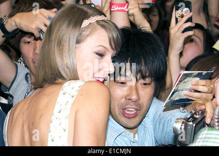 Chiba, Japan. 31. Mai 2014.  Der Country-Musik-Sänger, Songwriter Taylor Swift nimmt ein Bild mit einem Gebläse am Narita International Airport am 31. Mai 2014. Die Sängerin kam mit ihrer Mutter Andrea Swift Form Shanghai nach Japan. Bildnachweis: Rodrigo Reyes Marin/AFLO/Alamy Live-Nachrichten Stockfoto