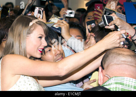 Chiba, Japan. 31. Mai 2014.  Der Country-Musik-Sänger, Songwriter Taylor Swift nimmt ein Bild mit einem Gebläse am Narita International Airport am 31. Mai 2014. Die Sängerin kam mit ihrer Mutter Andrea Swift Form Shanghai nach Japan. Bildnachweis: Rodrigo Reyes Marin/AFLO/Alamy Live-Nachrichten Stockfoto