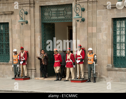 Wächter/Soldaten in der Plaza Murillo, La Paz, Bolivien. Der Palacio Quemado, das ist die offizielle Residenz des Präsidenten Stockfoto