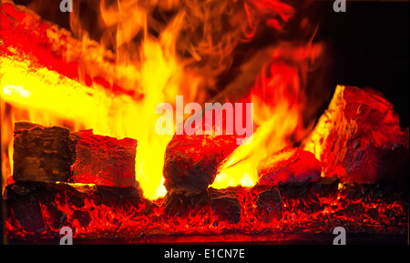 glühende Kohlen im Feuer Makro Stockfoto