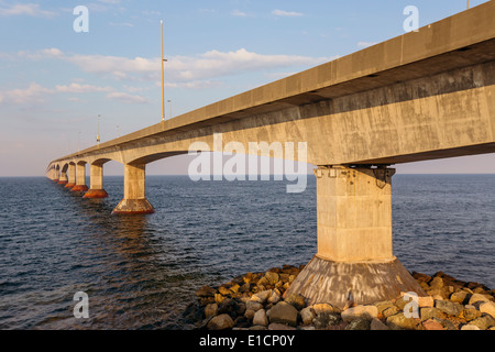 Die Confederation Bridge Verknüpfung von Prince-Edward-Insel mit dem Festland New Brunswick. Von der Prince-Edward-Insel-Seite aus gesehen. Stockfoto