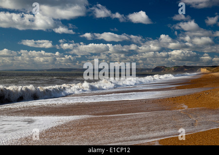 Wellen, die auf dem Kiesstrand bei Burton Bradstock auf der Jurassic Coast in Dorset, England, UK Stockfoto