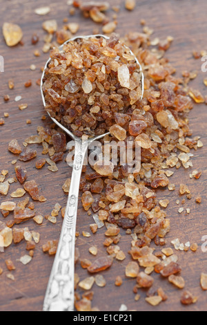 Brauner Kandiszucker Zuckerkristalle auf Löffel Stockfoto