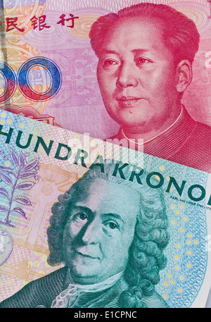 Schwedische Krone und chinesischen Yuan Rechnungen. Verschiedenen Währungen. Stockfoto