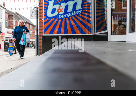 Niedrigen Winkel Ansicht über die Treppe in den B & M Discounter in Hinckley Stockfoto