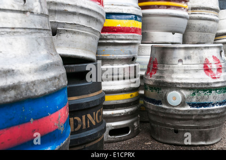 Nahaufnahme von Bierfässern übereinander gestapelt Stockfoto