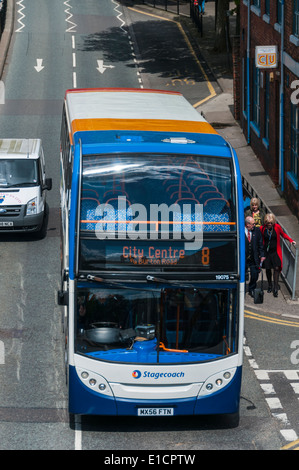 Eine Postkutsche Alexander Dennis Enviro 400 Doppeldecker Bus Betrieb service Nr. 8 auf die A15 in Lincoln. Stockfoto