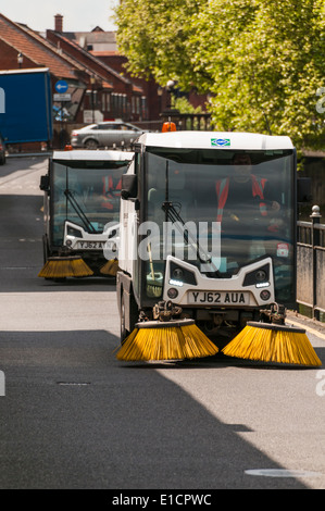 Zwei Johnston kompakte Kehrmaschinen Rückkehr entlang Waterside Süd in ihrem Depot in Lincoln Stockfoto