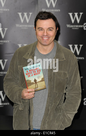 London, 27.05.2014: Seth MacFarlane Signierstunde anlässlich Waterstones Piccadilly. Der Animator, Schriftsteller, Produzent, Regisseur, Schauspieler, Sänger und Schöpfer von Family Guy & Ted war unterzeichnen Kopien von seinem Debütroman 1 Million Ways to Die im Westen... Bild von Julie Edwards Stockfoto