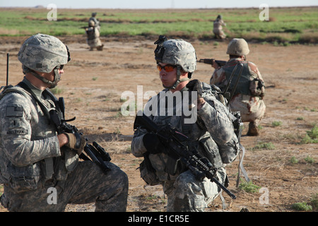 US Army Spc. Williams, des 1. Bataillons, 77th Armor Regiment bereitet sich auf Setup-Funkverkehr in Dhi Qar, Irak, Ma Stockfoto