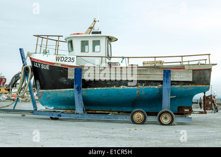 Fischerboot auf dem Ufer von Inis Oirr oder Inisheer, die kleinste der drei Aran-Inseln, West Irland. Stockfoto