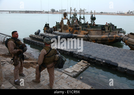 US Navy Lt. j.g. Brett Ringo Slips Lt. Jeremy Baer auf Bedingungen des Flusses Shatt al Arab in Basra Provinz des Irak Ma Stockfoto