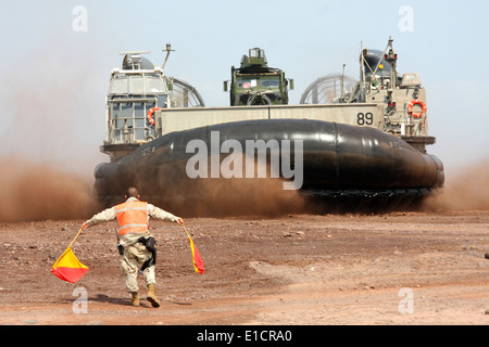 Ein US-Service-Mitglied leitet ein Landungsboot, Luftkissen tragen Marines und Ausrüstung auf den Strand in Dschibuti 4. März 2 Stockfoto