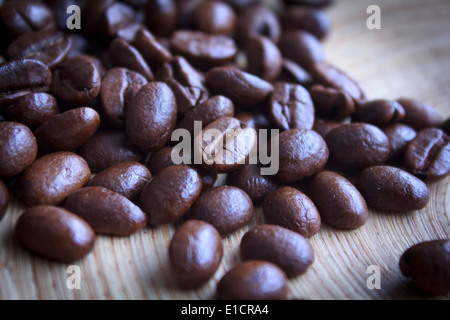 Kaffee Bohnen verstreut in eine Schüssel geben. Stockfoto