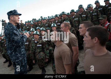 Vorsitzender der Joint Chiefs Of Staff Marine Admiral Mike Mullen spricht mit Kandidaten aus Basic Underwater Demolition/SEAL-Class Stockfoto