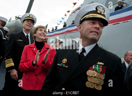 Vorsitzender der Joint Chiefs Of Staff Marine Admiral Mike Mullen, links, seine Frau Deborah und CMdR Warren R. Buller, befehlenden offi Stockfoto