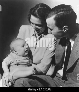 Die künftigen 41. US-Präsidenten, George H. W. Bush und Frau Barbara mit ihrem Erstgeborenen Kind, der zukünftige 43. Präsident Stockfoto