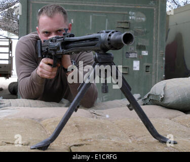 Ein US-Marine zielt mit einem deutschen MG42 Maschinengewehr in Ar Ramadi, Irak gemacht. 29.11.2004 Stockfoto