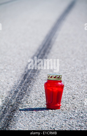 Ein Unfall mit einem Motorrad. Verkehr Unfall und Skid Marks unterwegs. Repräsentatives Foto. Stockfoto