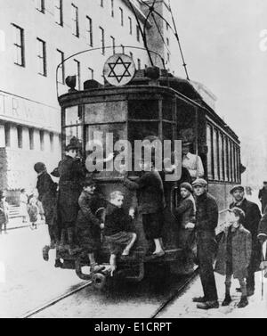 Der Davidstern zu einem Straße Auto im Warschauer Ghetto, ca. 1939-43, während des 2. Weltkrieges angebracht. (BSLOC 2013 11 38) Stockfoto