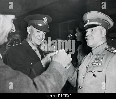 Alliierten Generäle, Bernard Montgomery, Dwight Eisenhower und Georgii Zhukov teilen einen Sieg Toast. 1945) (BSLOC 2013-12 121) Stockfoto