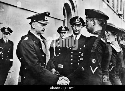Admiral Donitz, deutsches u-Boot Matrosen nach ihren siegreichen, Mai 1942 Rückkehr zu gratulieren. Auf dem Höhepunkt der Schlacht von Stockfoto