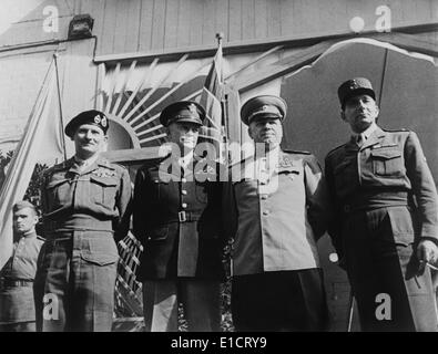Generäle Montgomery, Eisenhower, Schukow und de Lattre de Tassigny in Berlin, 1945. Sie trafen sich nach der deutschen Kapitulation Ende Stockfoto