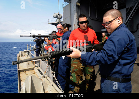 US-Seeleute führen eine Einarbeitung Leben Feuer Übung an Bord des Flugzeugträgers USS Nimitz (CVN-68) 8. März 2010, zwar Stockfoto