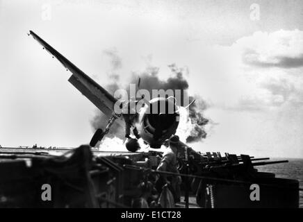 Crash-Landung eines Hellcat-Kämpfer auf dem Flugdeck der USS ENTERPRISE.  Während des Angriffs Makin Island gegen die Japaner die Stockfoto