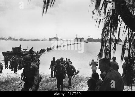 Armee Verstärkungen waten an Land auf Saipan ohne feindlichen Widerstand. Sie werden in der Schlacht der Abreibung tobt Marines entlasten. Stockfoto