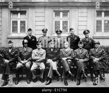 Kommandanten der siegreichen amerikanischen des 2. Weltkrieges in Europa, 1945. Sitzen, sind William Simpson, George Patton, Carl Spaatz, Dwight Stockfoto