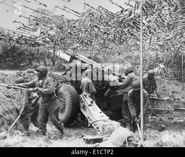 Afrikanische amerikanische Soldaten eine 155mm Haubitze Feld Batterie in Frankreich eingerichtet. Sie folgten den Vormarsch der Infanterie, Juni 28, Stockfoto