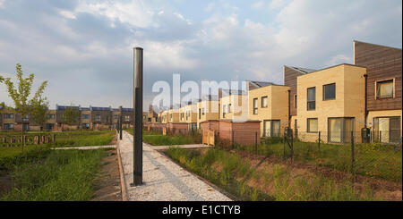 Bellen am Flussufer Wohnsiedlung, bellen, Vereinigtes Königreich. Architekt: Sheppard Robson, 2014. Höhe von Terrassen rea Stockfoto