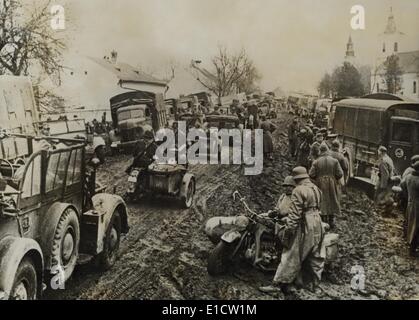 Deutsche Armeeeinheiten Invasion von Griechenland im April 1941 in schweren Frühlingsregen. Italien Griechenland im Oktober 1940 angegriffen hatte, aber wurden geschoben Stockfoto