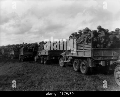 Japanisch-amerikanische Soldaten des Regiments 442nd in LKW in Nord-West Frankreich, Sept.-Okt. 1944. Sie kämpften in Italien bis Stockfoto