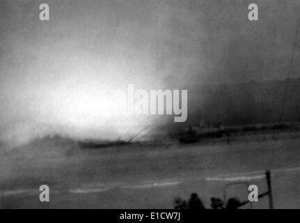 Große Explosion in der Nähe von US-Landungsboote und Soldaten tätlichen Angriffs auf Omaha Beach am d-Day. Foto von einem Schiff nähert sich Stockfoto