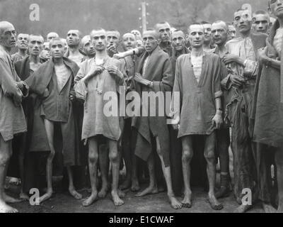 Häftlinge des KZ Ebensee nach ihrer Befreiung durch amerikanische am 6. Mai 1945 Truppen. Zur Verfügung gestellt Sklavenarbeit, Ebensee Stockfoto