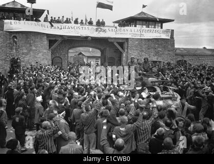 Häftlinge in Mauthausen Konzentrationslager jubeln US-Soldaten befreit. Das Banner über der Wand machte Spanisch Stockfoto