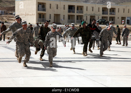 US-Soldaten von Brigade Support Battalion, 173rd Airborne Brigade Combat Team und Afghan National Army Soldaten führen eine ti Stockfoto