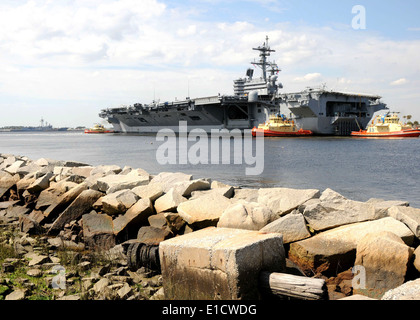 Der nuklear angetriebene Flugzeugträger USS George H. W. Bush (CVN-77) Ansätze Naval Station Mayport, Florida, 10. März 2010, für Stockfoto